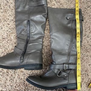 GRAY KNEE HIGH BOOTS